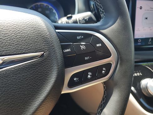 Used 2023 Chrysler Pacifica Touring-L FWD image 20