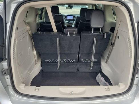 Used 2023 Chrysler Pacifica Touring-L FWD image 9