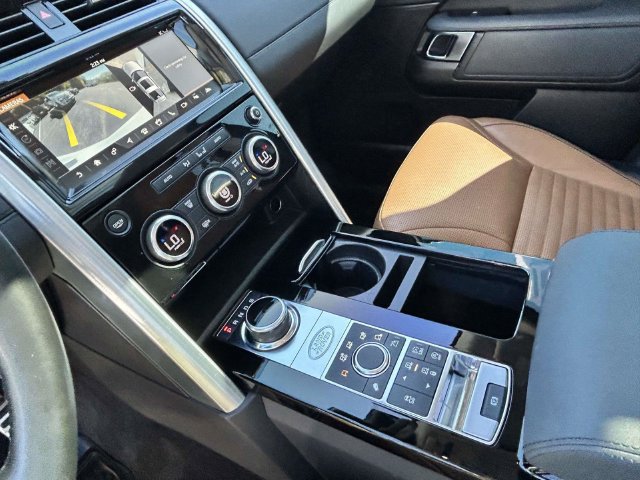 Used 2018 Land Rover Discovery HSE AWD/4WD image 24