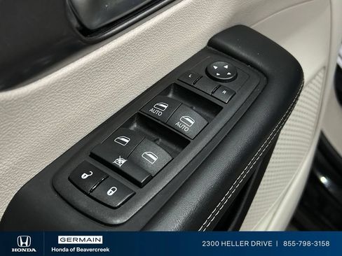 Used 2024 Chrysler Pacifica Limited FWD image 18