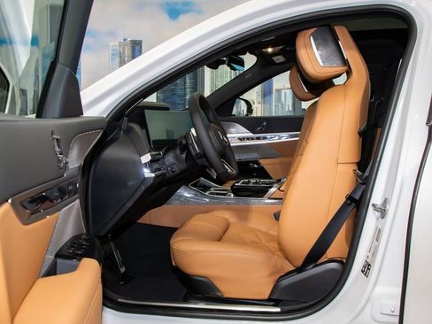 Used 2025 BMW 740i xDrive w/ Premium Package image 21