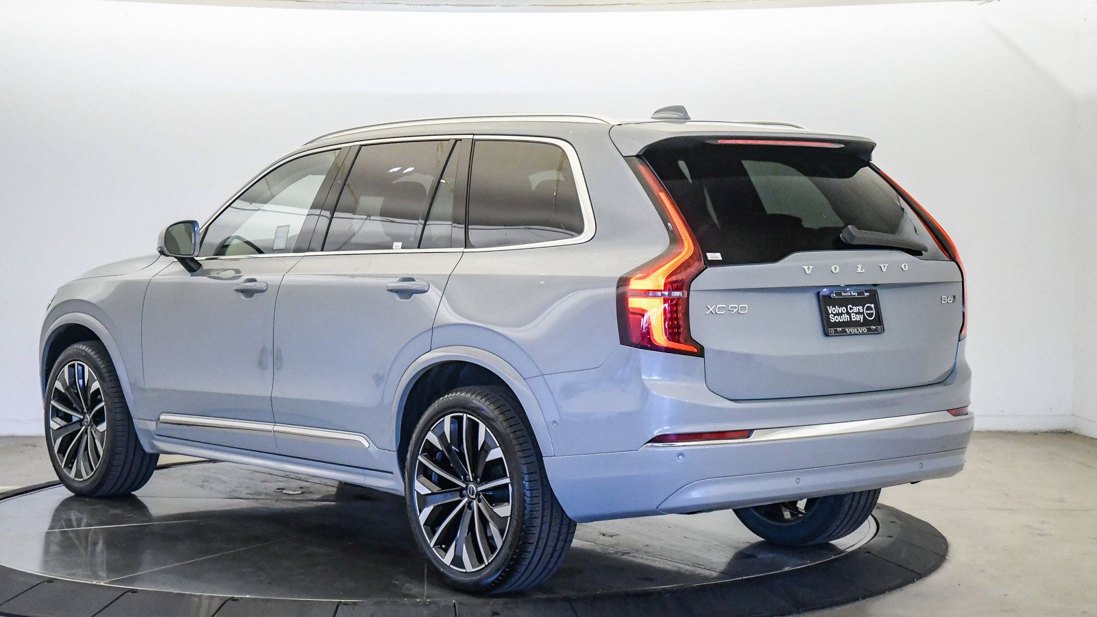 Certified 2026 Volvo XC90 B6 Plus AWD/4WD image 2