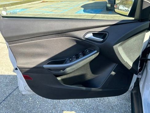 Used 2014 Ford Focus Titanium image 11
