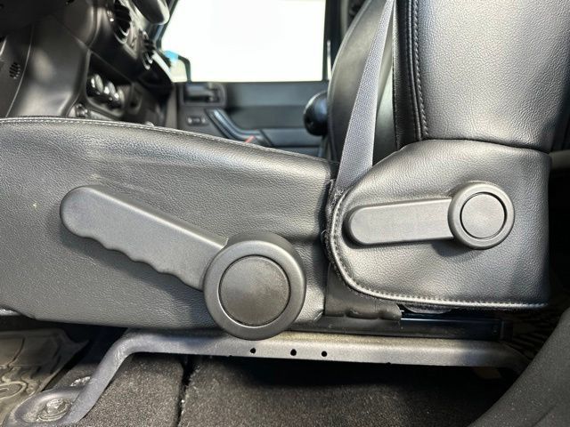 Used 2017 Jeep Wrangler Unlimited Sahara AWD/4WD image 21