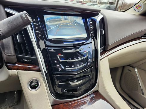 Used 2015 Cadillac Escalade Premium image 21