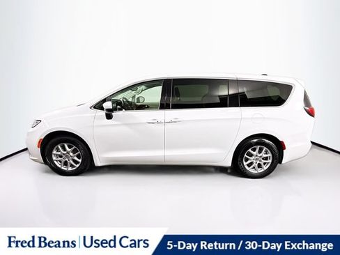 Used 2023 Chrysler Pacifica Touring-L FWD image 5