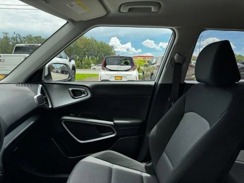 Used 2025 Kia Soul LX w/ LX Technology Package FWD image 22