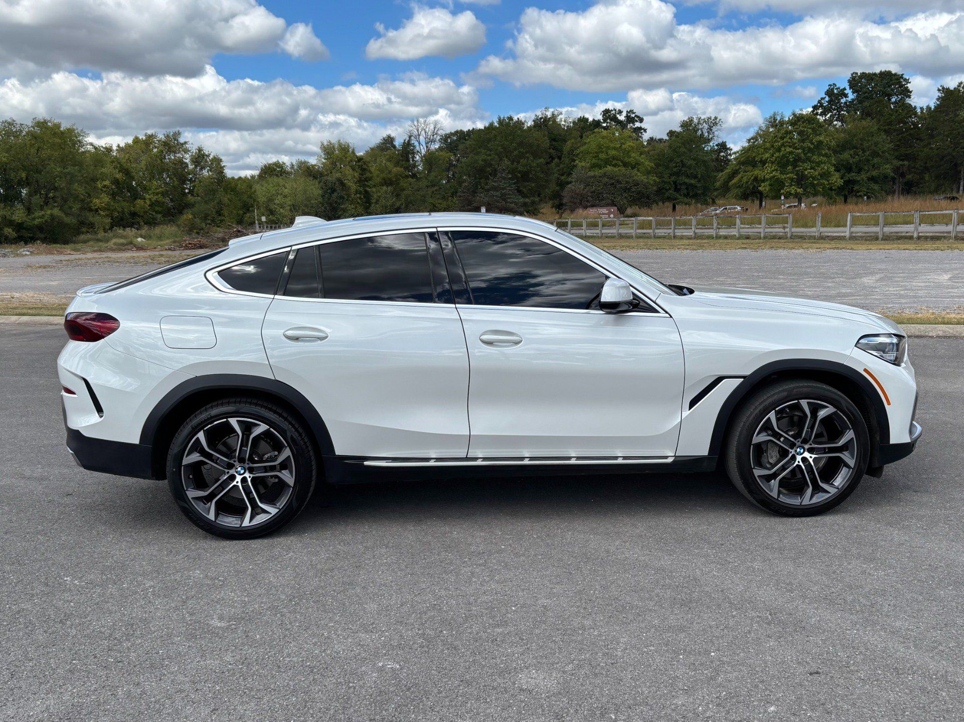 Used 2022 BMW X6 xDrive40i w/ Premium Package AWD/4WD image 8