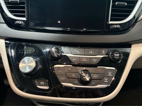 Used 2024 Chrysler Pacifica Touring-L FWD image 22