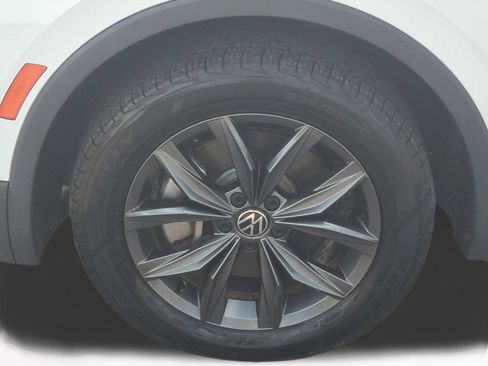 Used 2022 Volkswagen Tiguan SE w/ Panoramic Sunroof Package FWD image 11