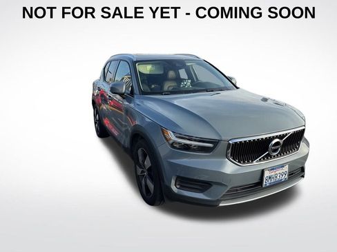 Used 2020 Volvo XC40 T5 Momentum image 1