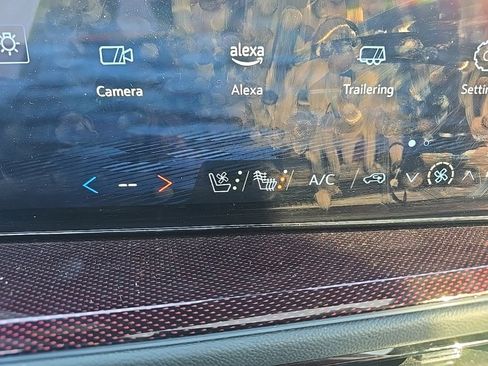 Used 2025 Chevrolet Traverse RS image 28