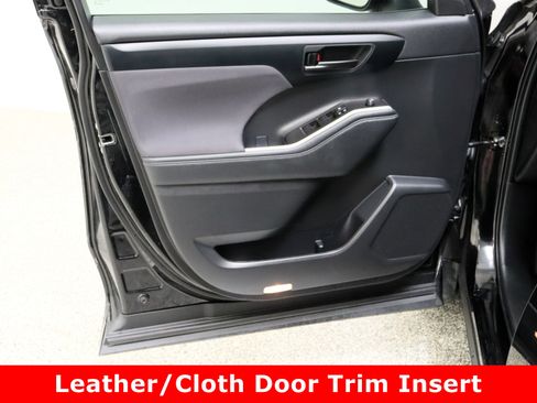 Used 2023 Toyota Highlander LE image 12
