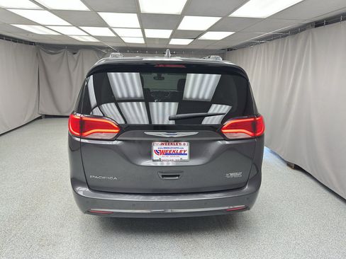 Used 2019 Chrysler Pacifica Touring-L FWD image 3