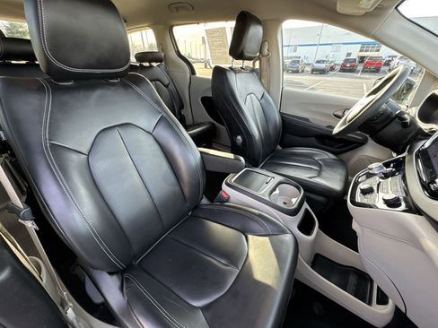 Used 2023 Chrysler Pacifica Touring-L image 26
