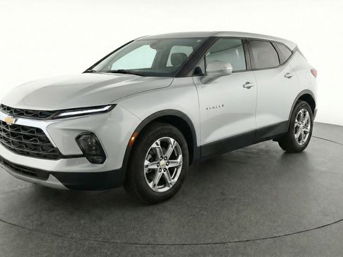 Used 2025 Chevrolet Blazer LT image 3