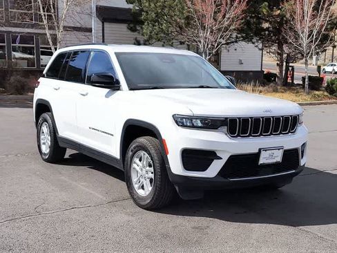 Used 2023 Jeep Grand Cherokee Laredo image 3