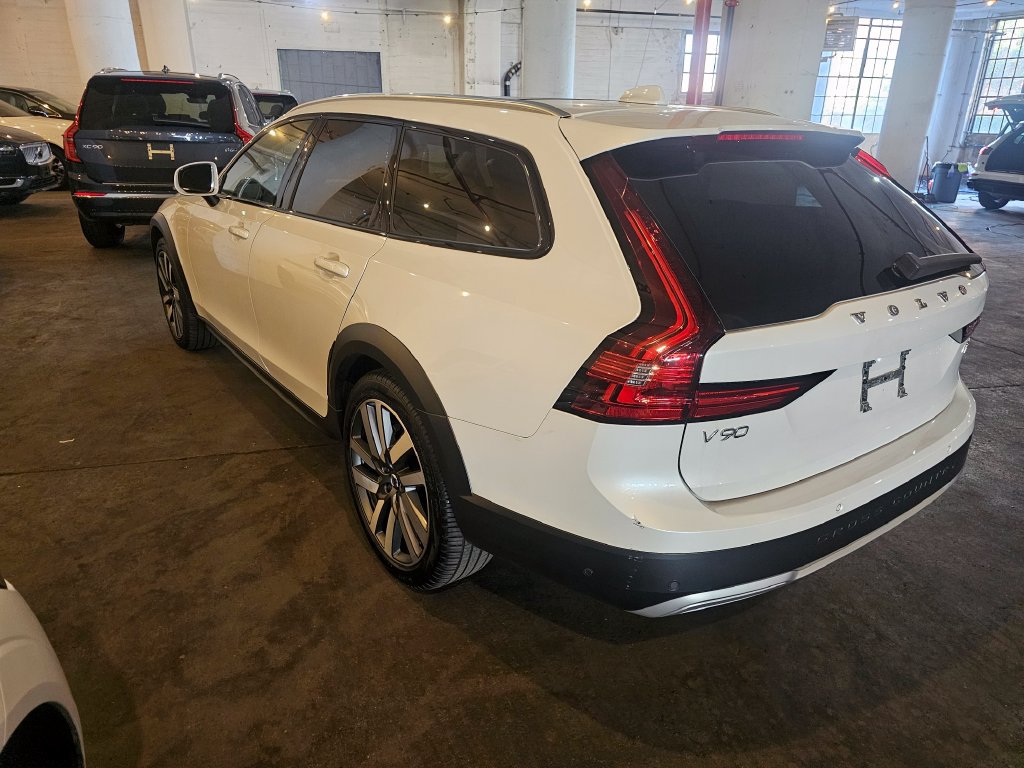 Certified 2025 Volvo V90 B6 Cross Country Plus AWD/4WD image 2