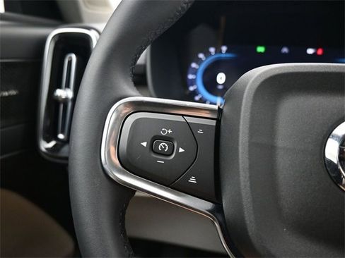 Used 2023 Volvo XC40 B5 Plus w/ Protection Package Premier image 23