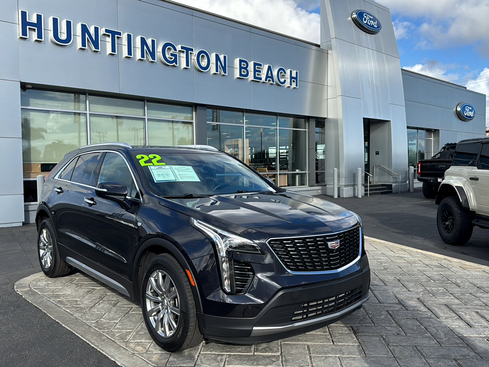 Used 2022 Cadillac XT4 Premium Luxury w/ Enhanced Visibility Package FWD image 1