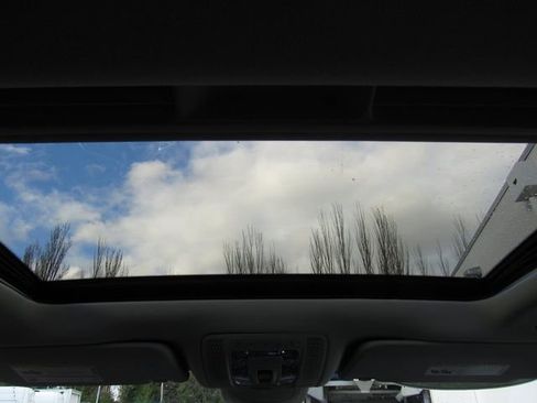 Used 2020 Mercedes-Benz GLE 450 4MATIC w/ Premium Package image 29