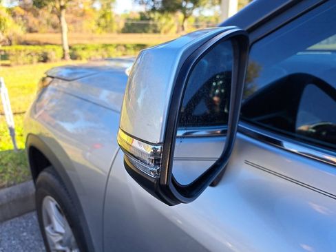 Used 2021 Toyota Highlander LE image 3