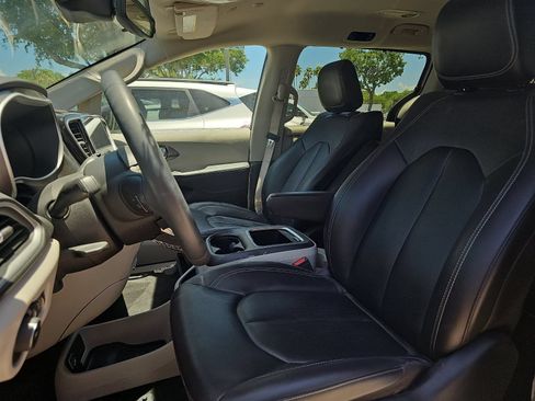 Used 2024 Chrysler Pacifica Touring-L FWD image 14