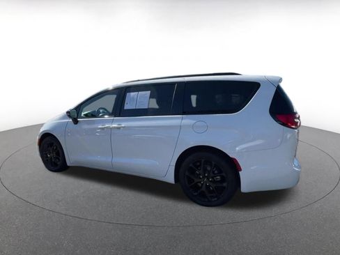 Used 2025 Chrysler Pacifica Limited image 10