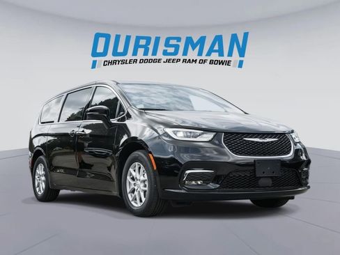 New 2025 Chrysler Pacifica Select image 1