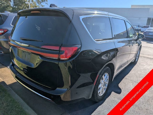 Used 2024 Chrysler Pacifica Touring-L FWD image 2
