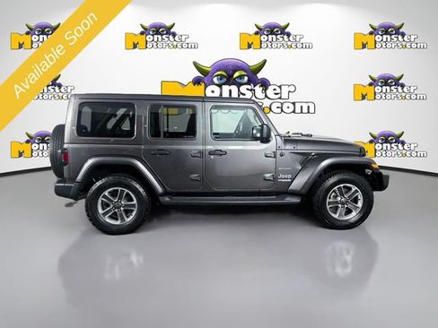 Used 2018 Jeep Wrangler Unlimited Sahara AWD/4WD image 4