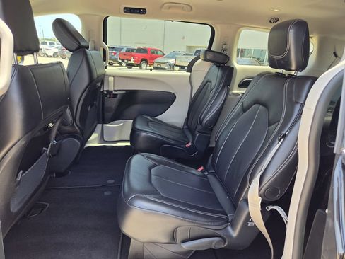 Used 2024 Chrysler Pacifica Touring-L FWD image 28