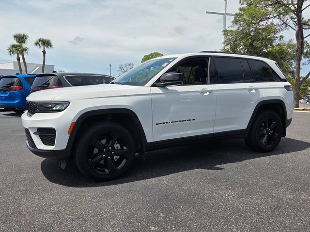 Used 2025 Jeep Grand Cherokee Altitude AWD/4WD image 3