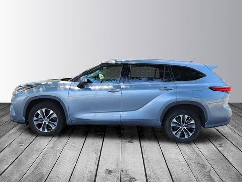Used 2021 Toyota Highlander XLE FWD image 2