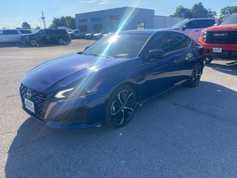 Used 2024 Nissan Altima 2.5 SR w/ SR Premium Package image 2