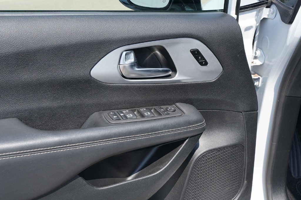 Used 2025 Chrysler Pacifica Limited FWD image 27