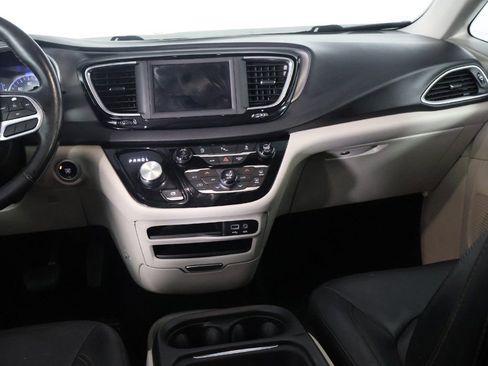 Used 2020 Chrysler Pacifica Touring-L image 31