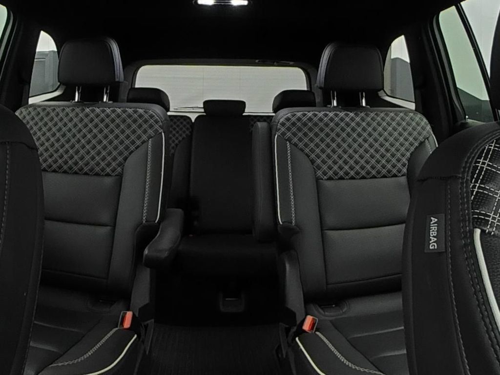 Used 2025 GMC Acadia Denali w/ LPO, Floor Liner Package FWD image 10