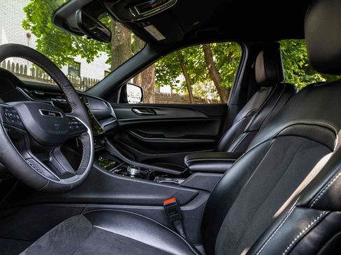 Used 2023 Jeep Grand Cherokee L Laredo image 9