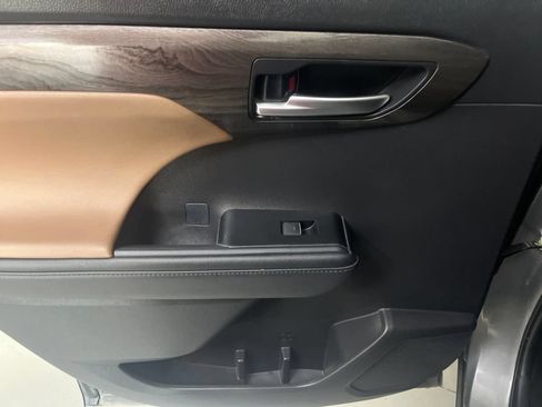 Used 2025 Toyota Highlander Limited AWD/4WD image 54