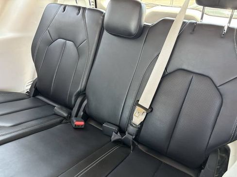 Used 2023 Chrysler Pacifica Touring-L FWD image 17