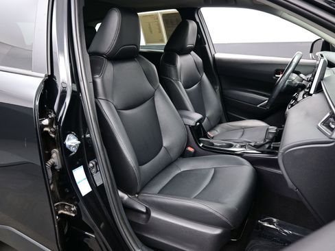 Used 2022 Toyota Corolla Cross XLE w/ Convenience Package image 13