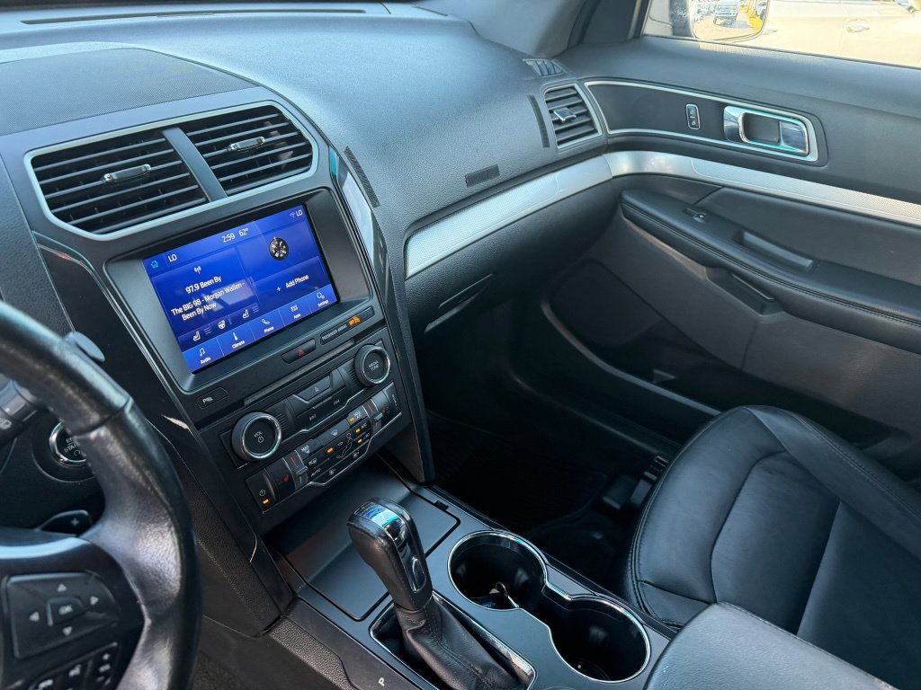 Used 2016 Ford Explorer XLT w/ Equipment Group 202A AWD/4WD image 13