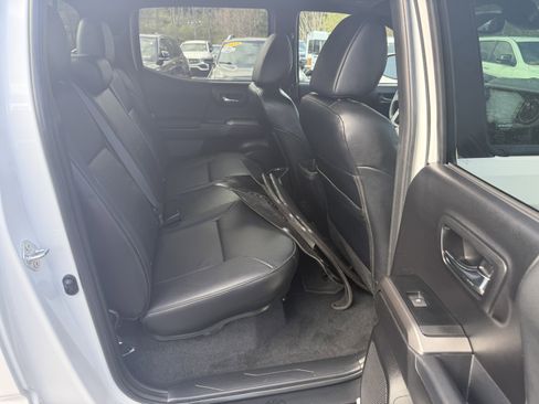 Used 2023 Toyota Tacoma TRD Off-Road w/ TRD Premium Off Road Package image 18