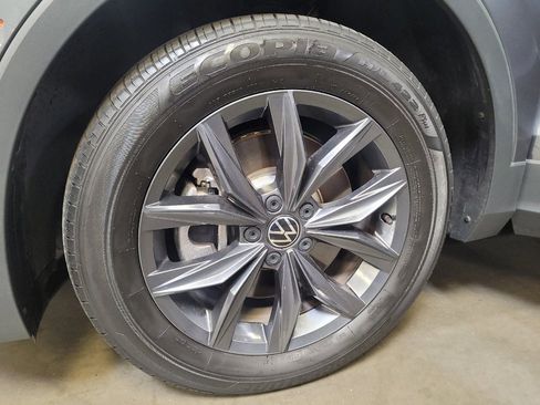 Used 2023 Volkswagen Tiguan SE w/ Panoramic Sunroof Package FWD image 31