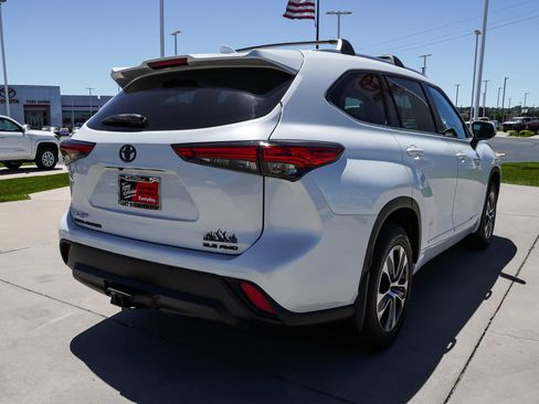 Used 2022 Toyota Highlander XLE AWD/4WD image 8