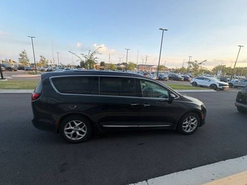 Used 2017 Chrysler Pacifica Touring-L Plus w/ Tire & Wheel Group FWD image 14