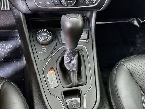 Used 2021 Jeep Cherokee Latitude Lux w/ Sun & Sound Group AWD/4WD image 11