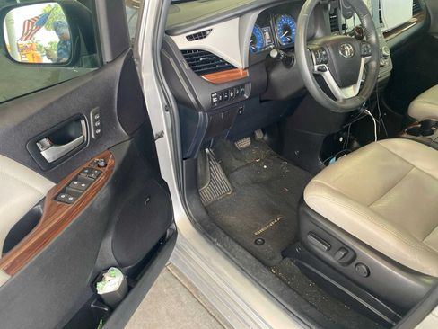 Used 2017 Toyota Sienna Limited Premium FWD image 4
