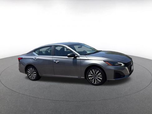 Used 2025 Nissan Altima 2.5 SV FWD image 2